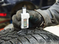 Tyle bieżnika muszą mieć opony wielosezonowe, by auto nie wpadło w poślizg