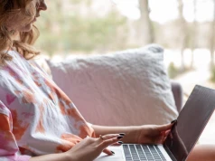 Nie kładź laptopa w ten sposób. Możesz nabawić się zmian na skórze