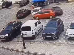 78-latka wjechała w słupek. W panice staranowała tyłem kilka aut