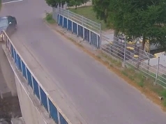 O krok od tragedii na moście. Rover częściowo zawisł nad wodą. Policjanci pokazali nagranie