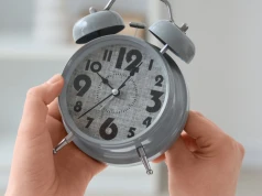 Sprawdzili, jak zmiana czasu wpływa na mózg. Zagrożeni nie tylko seniorzy