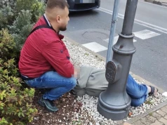 Seniorka leżała przy ruchliwej jezdni w Legionowie. Policjant zatrzymał się, gdy inni jechali dalej