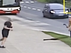Siekiera i kij baseballowy w centrum Konina. Policja zatrzymała jedną osobę