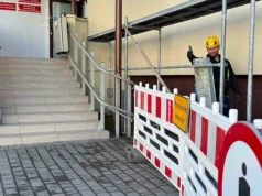 Wyłączona platforma dla niepełnosprawnych w budynku starostwa przy ul. Dąbrowskiego 12