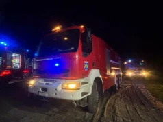 Wielki pożar gospodarstwa: stodoła zawaliła się, spłonęły maszyny, dom uratowany