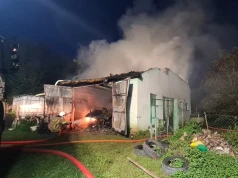 Pożar budynku gospodarczego w powiecie brzeskim. W środku przechowywano maszyny rolnicze