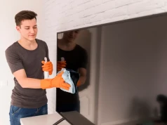 Na jedną psikam, drugą zostawiam suchą. To najlepszy patent na czysty ekran TV