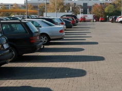 Znana sieć sklepów zamyka parkingi dla samochodów elektrycznych. Sieć wskazuje dwa powody