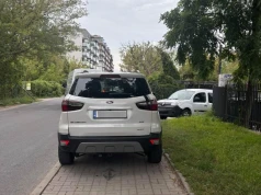 Azjata zastawił samochodem cały chodnik. Wywołany do tablicy, szybko zaczął się tłumaczyć. "Trudno uwierzyć w te bzdury"