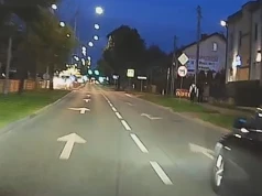 Wieczorny rajd pod prąd na hulajnogach. Beztroska nastolatków na ul. Sikorskiego trafiła na kamerę