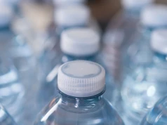 Przymocowane nakrętki to nie wszystko. Butelki PET znów się zmienią, to skutek regulacji UE