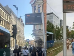 Kiedy przyjedzie tramwaj? Zamiast rozkładu jazdy wyświetlają… reklamy