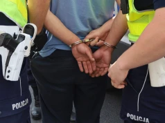 Fałszywy alarm bombowy w szpitalu i szyba zrzucona na policjanta. 42-latek trafił do aresztu