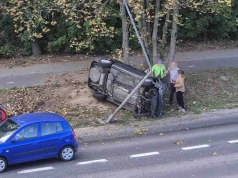 Zielona Góra. Wypadek, samochód uderzył w lampę, leży na boku na poboczu (FILM)