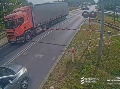 Tuchola. Kierowca TIR-a stanął na przejeździe kolejowym, potem rogatki poszły w dół
