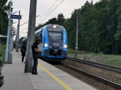 Prawie 60 pociągów odwołanych, ogromne opóźnienia i dalsze problemy po awarii na kolei