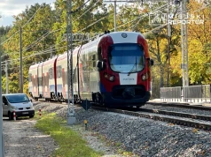 81-latek wpadł między pociąg WKD a peron. Skład ruszył