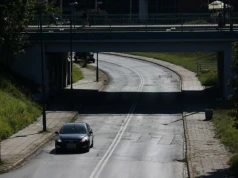 Kierowcy już nie ominą progów. Nowe zabezpieczenie w miejscu tragicznego wypadku w Krakowie