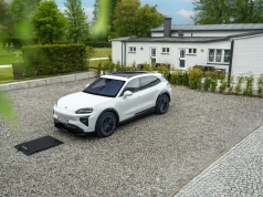Nowe Porsche Cayenne Electric naładujesz bez kabla. Zadebiutowało ładowanie indukcyjne 11 kW