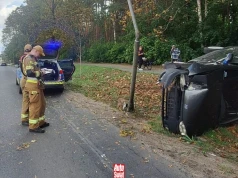 Fiat przewrócony, latarnia wygięta. Gdyby na tym kierowca skończył, nie byłoby aż tak źle