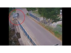 Pijana kobieta wjechała w barierki mostu. Mandat dostał również pasażer