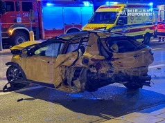 Kierowca Mazdy w trakcie jazdy źle się poczuł. Uderzył w dwa auta, budynek oraz infrastrukturę drogową. Trzy osoby trafiły do szpitala