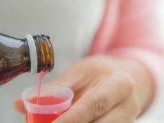 Syrop na kaszel jako sposób na ciążę? TikTokowy trend pod lupą ekspertów