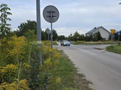 Jadą „na czuja”, bo krzaki zasłaniają widoczność. Chodzi m.in. o skrzyżowanie ul. Królowej Jadwigi i Bpa Mazura w Siedlcach