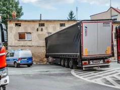 Ciężarówka uderzyła w budynek mieszkalny. Kabina dosłownie wbiła się w ścianę