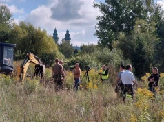 Wykopki w Krzeszowie. Policja wygrzebuje nielegalne odpady na terenie sanktuarium