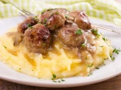 Te klopsiki w sosie pieczarkowym są delikatne i mięciutkie. Smakują lepiej niż szwedzkie