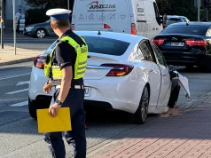 Kolizja na ul. Polnej. Pijana 34-latka uderzyła w zaparkowany pojazd. Jechała z synkiem
