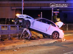 Zderzenie przewozu osób z BMW na Bemowie. BMW wpadło na barierki i zawisło nad trasą S8