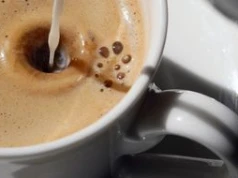 Pijesz kawę z mlekiem? Przestań, gdy tylko zauważysz. Proktolog radzi