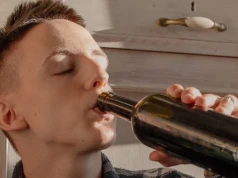 „Wszyscy piją, tylko ty nie?”. Tak zaczyna się presja na nastolatków. KCPU pokazuje, dlaczego młodzi sięgają po alkohol