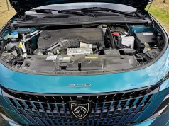 Stellantis pracuje nad rozwojem napędu hybrydowego. Peugeot 308 Hybrid i 208 Hybrid przechodzą testy