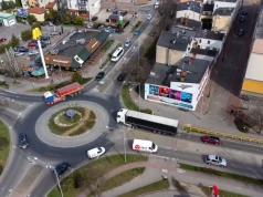 Nowe zasady przy rondzie XXV-lecia Solidarności. Piesi idą w grupach