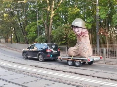 „Fallus-Putin” w Szczecinie. Rzeźba jeździ na przyczepce samochodowej
