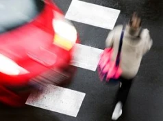 Przerażające zdarzenia w Strzelnie. 81-latka potrącona na przejściu. Mamy nagranie