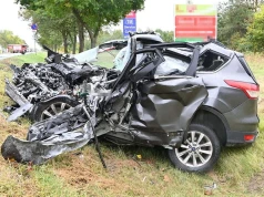 Horror na drodze. Ford zmiażdżony przez ciężarówkę, kierowca nie miał żadnych szans