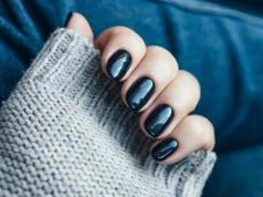 Granatowe paznokcie mają więcej uroku, niż myślisz. 7 pomysłów na jesienny manicure