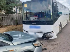 Osobówka zderzyła się z autobusem przewożącym dzieci