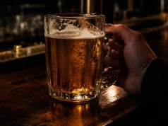 Recydywista zaatakował rozbitym kuflem w barze. Potem groził policjantowi śmiercią
