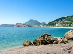 Wypoczynek nad Adriatykiem w niskiej cenie 😊👏 Loty do Czarnogóry, noclegi i auto za 319 PLN ☀️🏖️