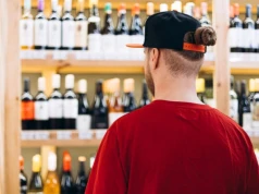 Słodki drink z gorzkim posmakiem. Jest ostrzeżenie przed pokruszonym szkłem w szklan…