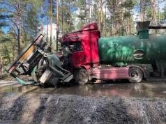 Auto wymusiło pierwszeństwo, jeden zestaw się przewrócił, drugi w niego wjechał