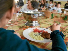 Dieta planetarna w szkołach, a uczniowie oszukują system. "Mięsko pod ziemniaczki"