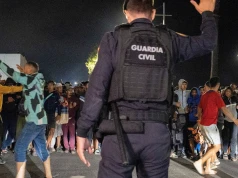 Kryzys migracyjny w Ceucie. Służby przeprowadzają setki migrantów z plaży do portu