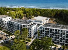 Bałtyk tuż za lasem 🌲 Resort ze strefą basenową i plażą w 60 sekund 🏖️🌊