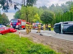 Zderzenie dwóch samochodów na DW 615. Dwie osoby trafiły do szpitala